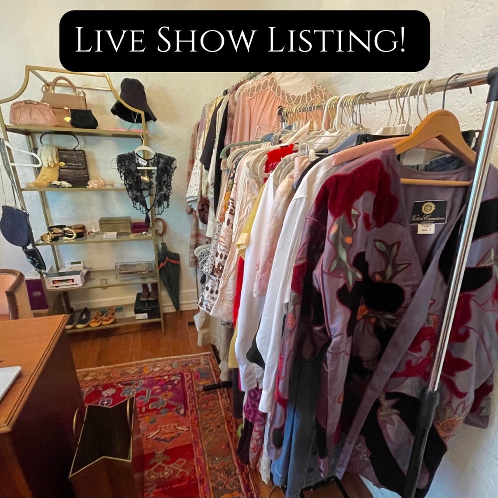 Like this listing to be notified of when I go live! Stop by and hang out! 🖤